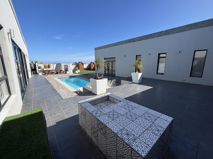 5 Bedroom Property for Sale in Pelican Heights Western Cape